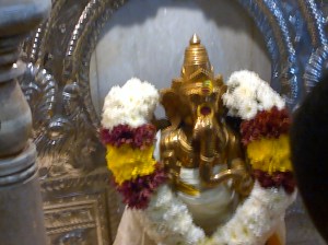 Couronne de fleurs de jasminhonorant la statue de Ganesh dans le temple qui est dédié
